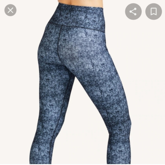 PELOTON LIKE NEW BLUE CAPRI LEGGINGS SIZE LARGE - Picture 2 of 7